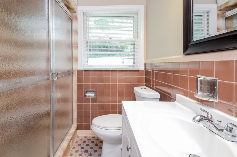 1,160/Mo, 433 Orchid Road Birmingham, AL 35215 Main Bathroom View