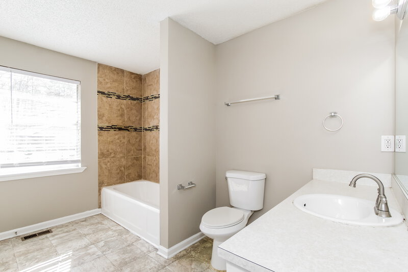 1,335/Mo, 3117 Parkwood Road Bessemer, AL 35022 Main Bathroom View