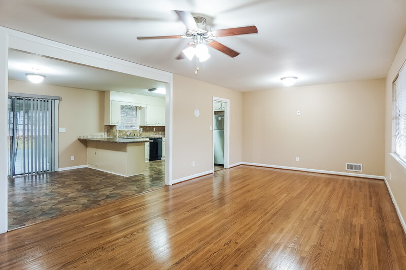 1,325/Mo, 621 NW 27th Avenue Center Point, AL 35215 Living Room View