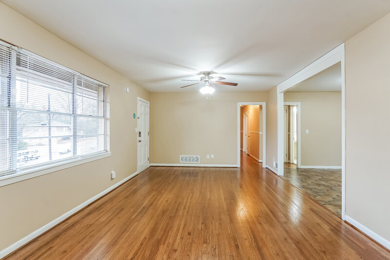 1,325/Mo, 621 NW 27th Avenue Center Point, AL 35215 Living Room View 2