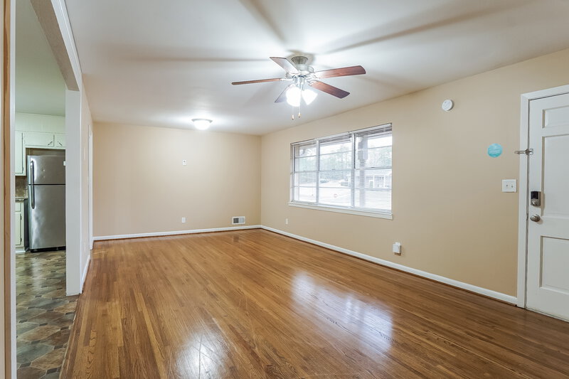 1,325/Mo, 621 NW 27th Avenue Center Point, AL 35215 Living Room View 4