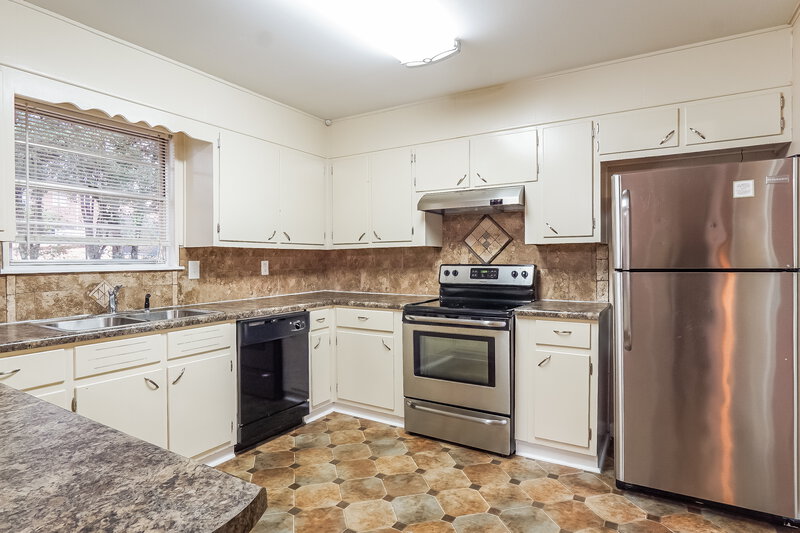 1,325/Mo, 621 NW 27th Avenue Center Point, AL 35215 Kitchen View