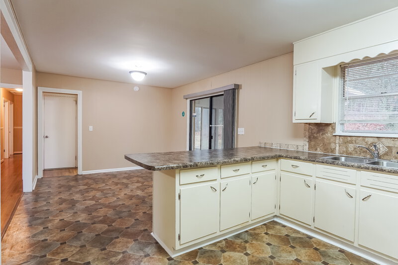 1,325/Mo, 621 NW 27th Avenue Center Point, AL 35215 Kitchen View 2