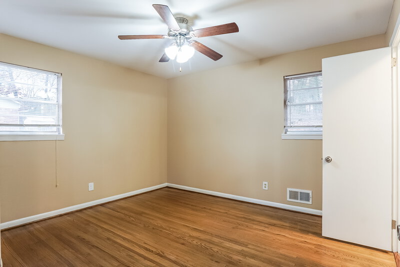 1,325/Mo, 621 NW 27th Avenue Center Point, AL 35215 Main Bedroom View