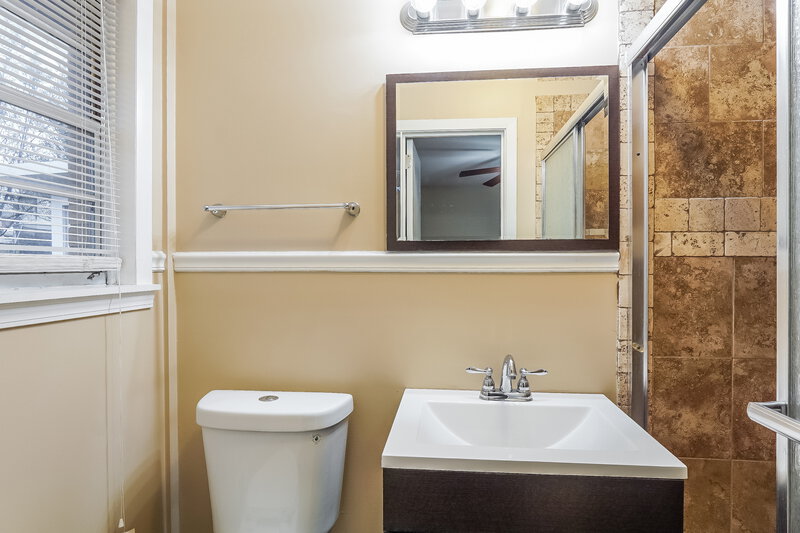 1,325/Mo, 621 NW 27th Avenue Center Point, AL 35215 Main Bathroom View