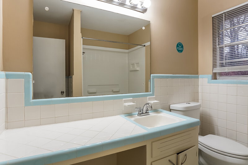 1,325/Mo, 621 NW 27th Avenue Center Point, AL 35215 Bathroom View