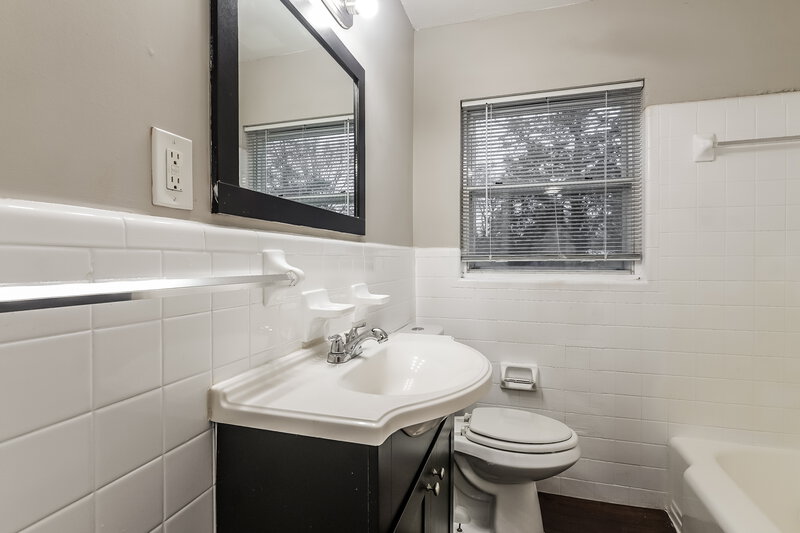 1,480/Mo, 103 Highland Avenue Hueytown, AL 35023 Main Bathroom View