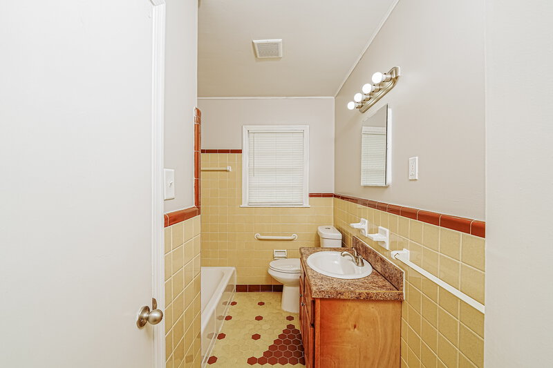 1,180/Mo, 2513 4th Way NW Center Point, AL 35215 Bathroom View