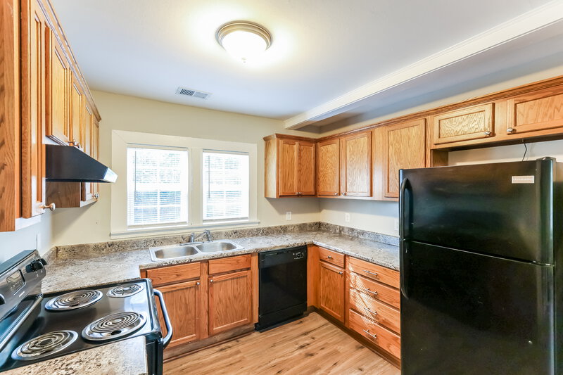 1,240/Mo, 914 Park Place Birmingham, AL 35215 Kitchen View 2