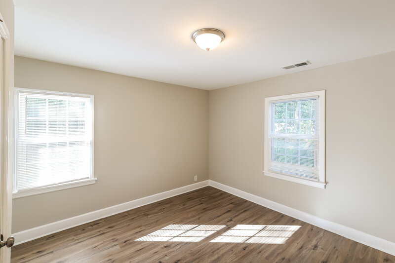 1,240/Mo, 914 Park Place Birmingham, AL 35215 Main Bedroom View 2