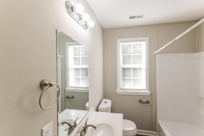 1,240/Mo, 914 Park Place Birmingham, AL 35215 Main Bathroom View