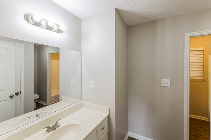 1,160/Mo, 1704 Danbury Circle Tarrant, AL 35217 Main Bathroom View