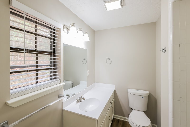 1,160/Mo, 1704 Danbury Circle Tarrant, AL 35217 Bathroom View