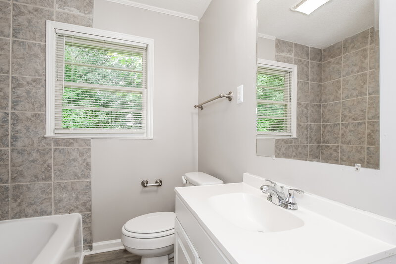1,435/Mo, 3269 Allison Bonnett Memorial Drive Hueytown, AL 35023 Main Bathroom View
