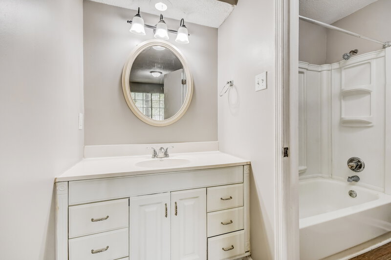 1,390/Mo, 2404 Pentland Drive Birmingham, AL 35235 Bathroom View