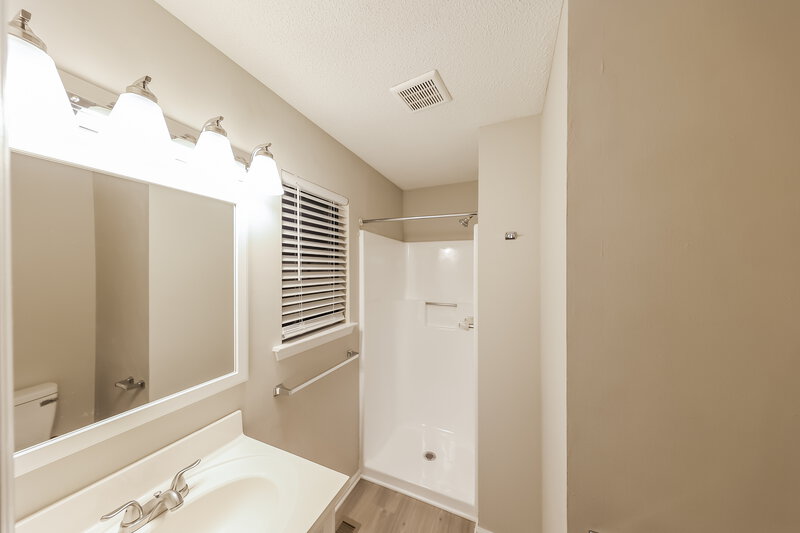1,850/Mo, 5808 Christon Circle Pinson, AL 35126 Main Bathroom View