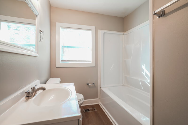 1,050/Mo, 1340 5th Place NW Birmingham, AL 35215 Bathroom View