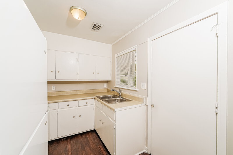 1,040/Mo, 237 Garden Ln Birmingham, AL 35215 Kitchen View 2