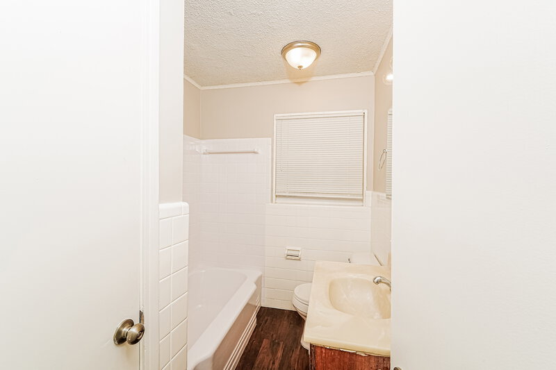 1,040/Mo, 237 Garden Ln Birmingham, AL 35215 Bathroom View
