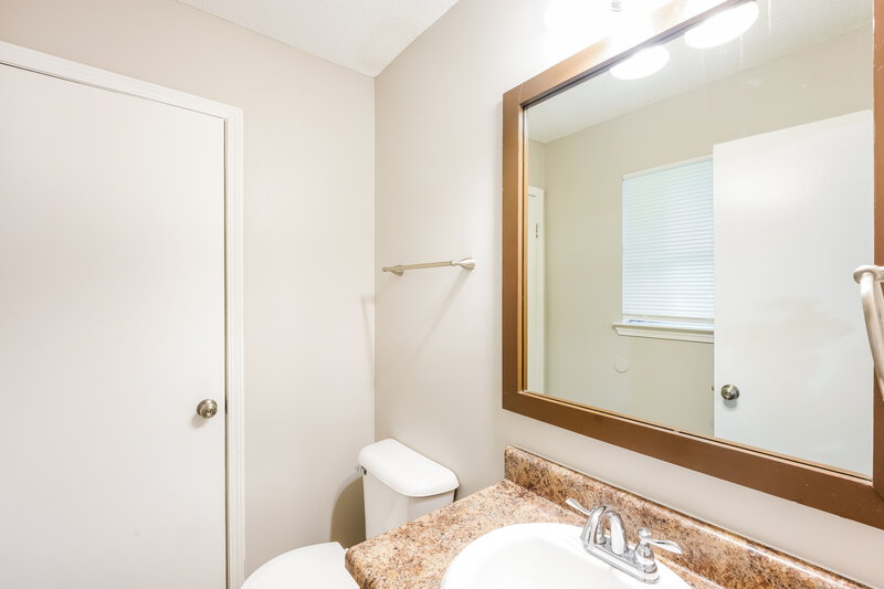 1,335/Mo, 769 NW 15th Court Birmingham, AL 35215 Main Bathroom View
