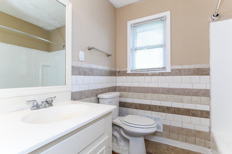 1,460/Mo, 913 5th Way Pleasant Grove, AL 35127 Main Bathroom View