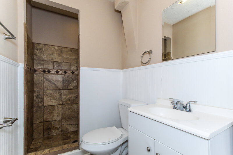 1,460/Mo, 913 5th Way Pleasant Grove, AL 35127 Bathroom View