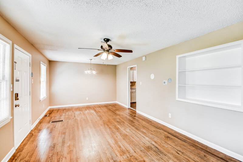 1,260/Mo, 111 Meadowood Avenue Hueytown, AL 35023 Living Room View 2