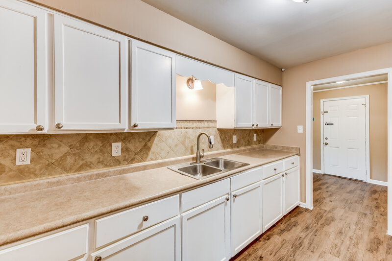 1,260/Mo, 111 Meadowood Avenue Hueytown, AL 35023 Kitchen View