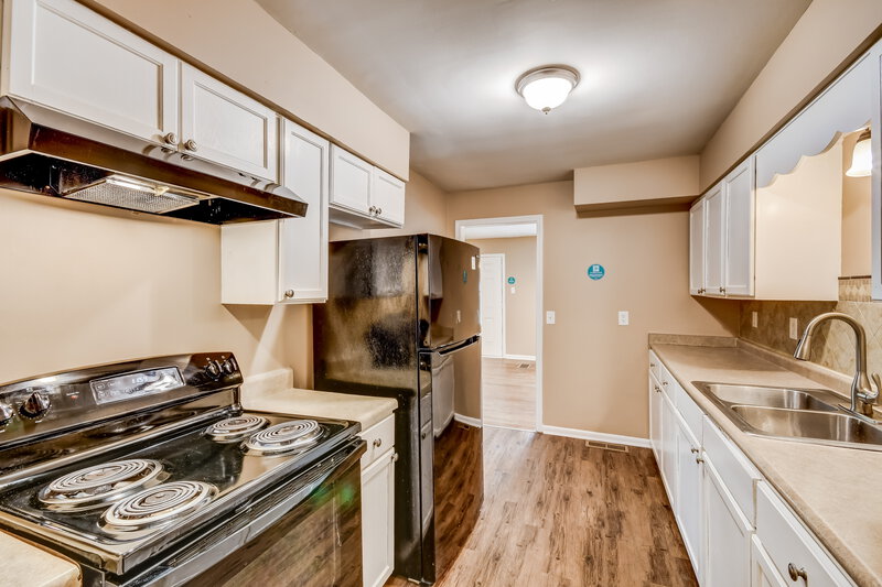 1,260/Mo, 111 Meadowood Avenue Hueytown, AL 35023 Kitchen View 2