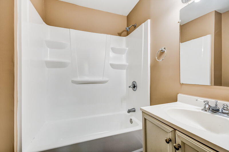 1,260/Mo, 111 Meadowood Avenue Hueytown, AL 35023 Main Bathroom View