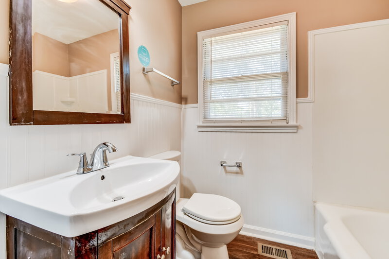 1,260/Mo, 111 Meadowood Avenue Hueytown, AL 35023 Bathroom View