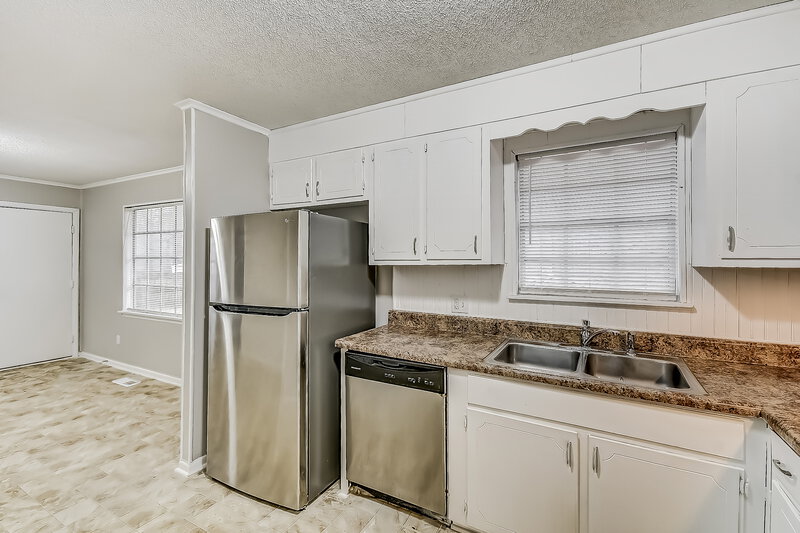 1,290/Mo, 6994 Hopewell Road Bessemer, AL 35022 Kitchen View 2