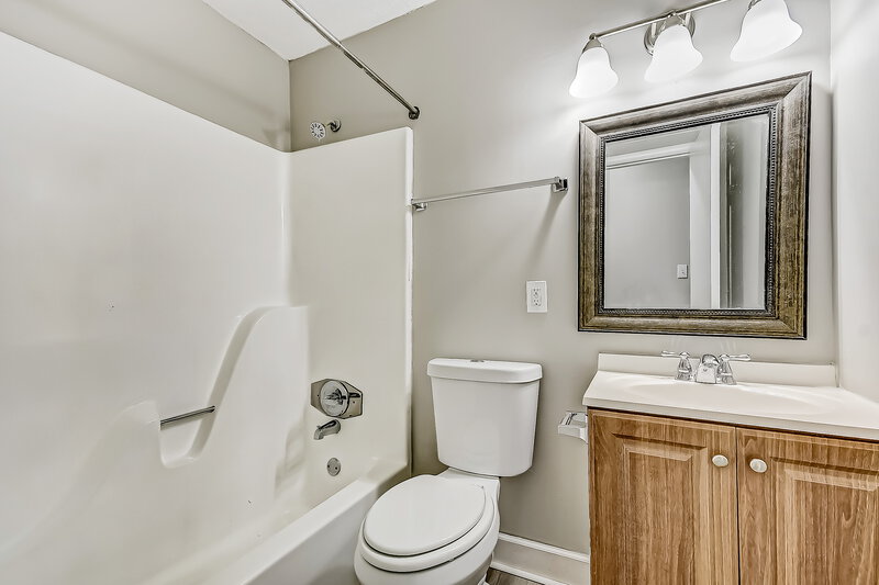 1,290/Mo, 6994 Hopewell Road Bessemer, AL 35022 Main Bathroom View