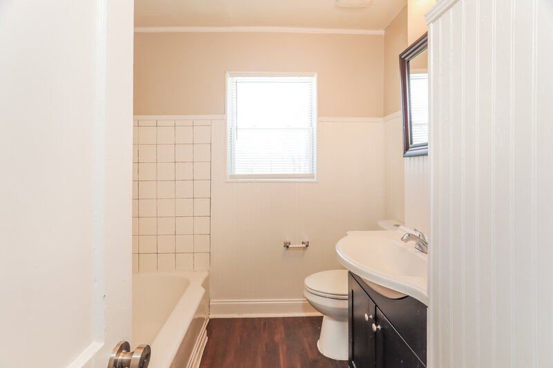 1,715/Mo, 612 Robin Road Birmingham, AL 35214 Main Bathroom View