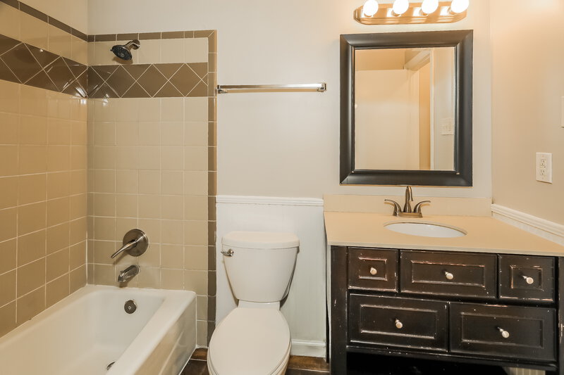 2,060/Mo, 2561 Gaylon St Birmingham, AL 35235 Main Bathroom View