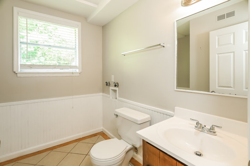 2,060/Mo, 2561 Gaylon St Birmingham, AL 35235 Bathroom View