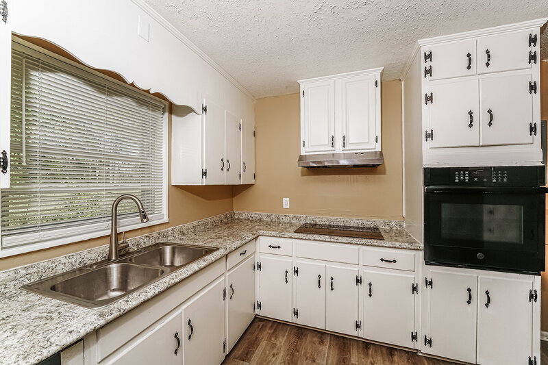 1,150/Mo, 9601 Red Lane Drive Birmingham, AL 35215 Kitchen View