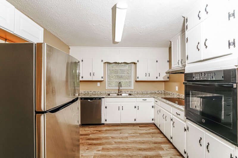 1,150/Mo, 9601 Red Lane Drive Birmingham, AL 35215 Kitchen View 2