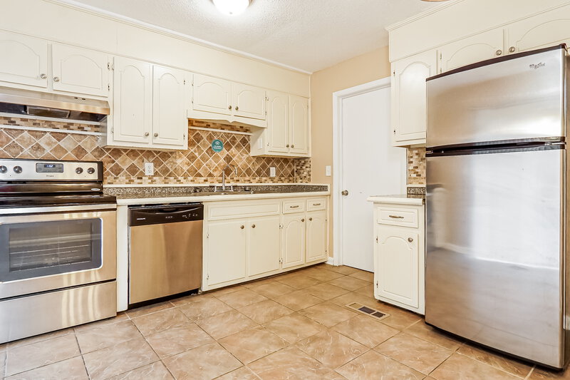 1,650/Mo, 544 Overhill Drive Pelham, AL 35124 Kitchen View 2