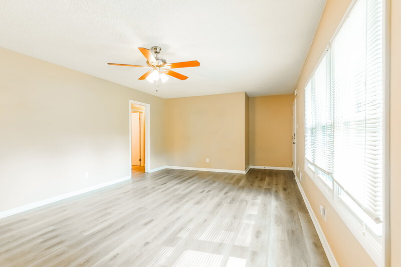 1,565/Mo, 2415 Rose Lane SE Bessemer, AL 35022 Living Room View 2