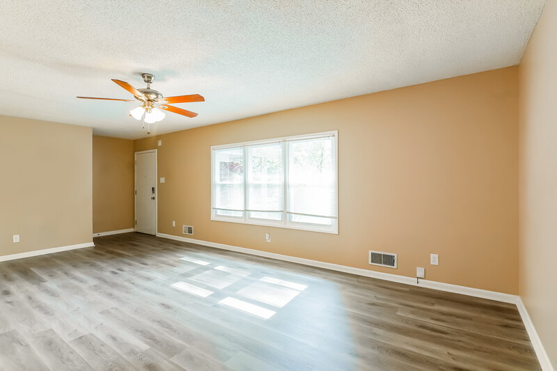 1,565/Mo, 2415 Rose Lane SE Bessemer, AL 35022 Living Room View 3