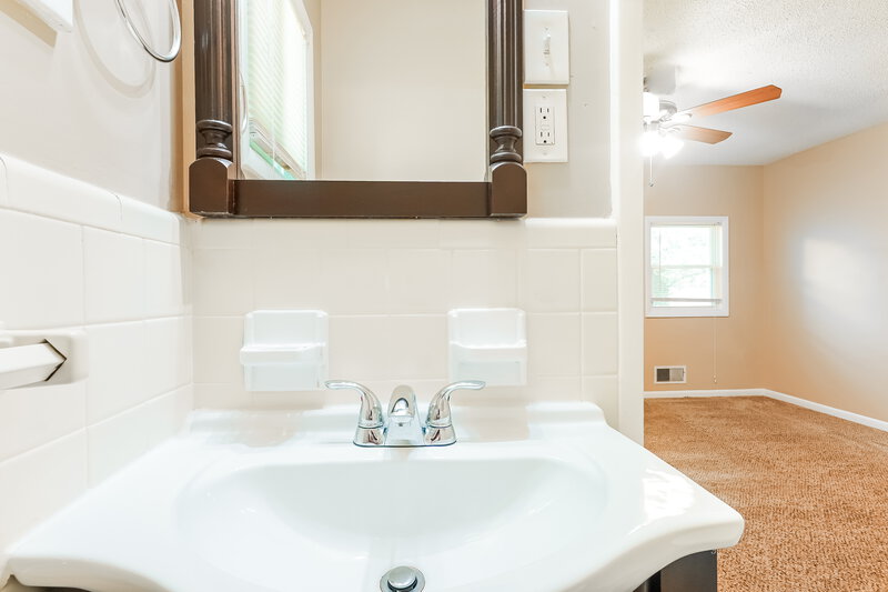 1,565/Mo, 2415 Rose Lane SE Bessemer, AL 35022 Main Bathroom View