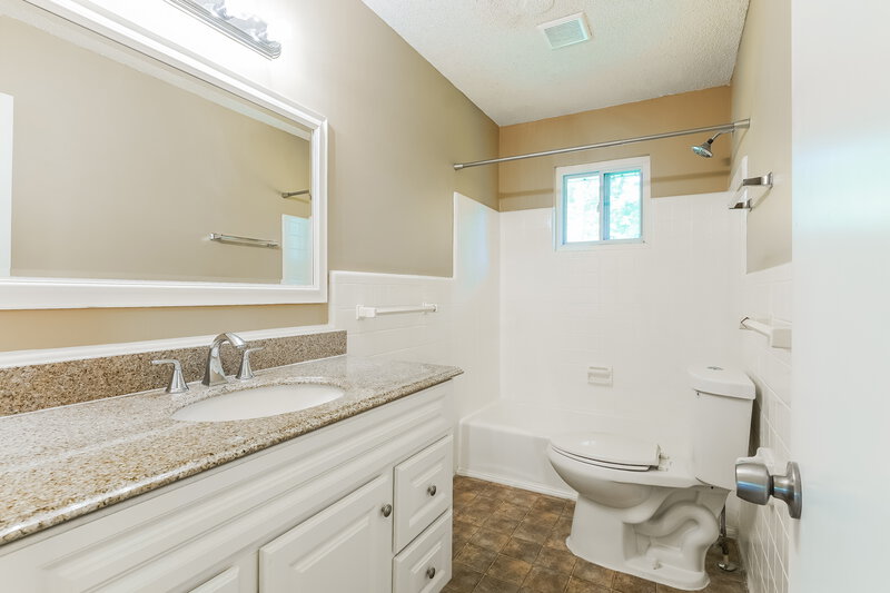1,565/Mo, 2415 Rose Lane SE Bessemer, AL 35022 Bathroom View