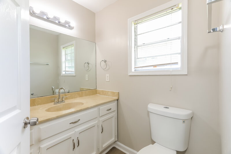 1,175/Mo, 1117 Union Grove Road Adamsville, AL 35005 Main Bathroom View