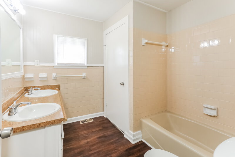 1,175/Mo, 1117 Union Grove Road Adamsville, AL 35005 Bathroom View