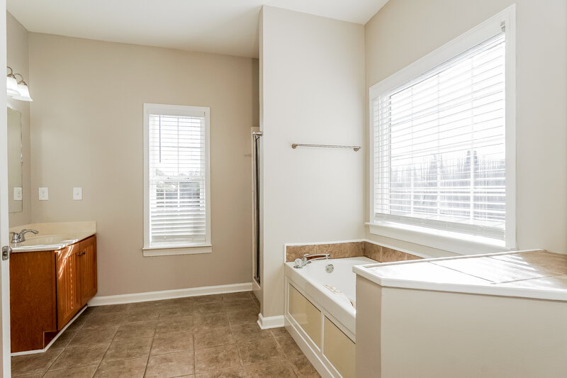 1,575/Mo, 147 Bonnieville Drive Calera, AL 35040 Main Bathroom View