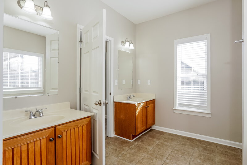 1,575/Mo, 147 Bonnieville Drive Calera, AL 35040 Main Bathroom View 2