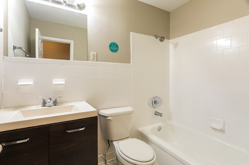 1,520/Mo, 909 Country View Drive Birmingham, AL 35215 Bathroom View