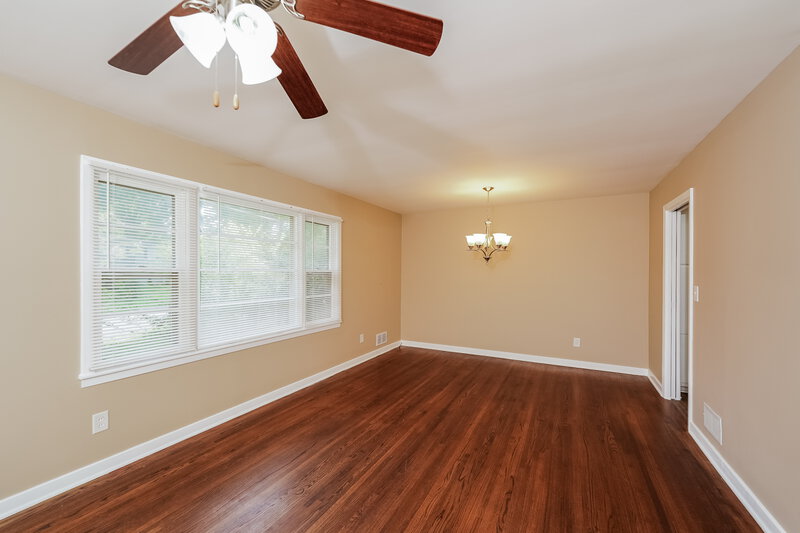 1,105/Mo, 541 NW 26th Ave Center Point, AL 35215 Living Room View