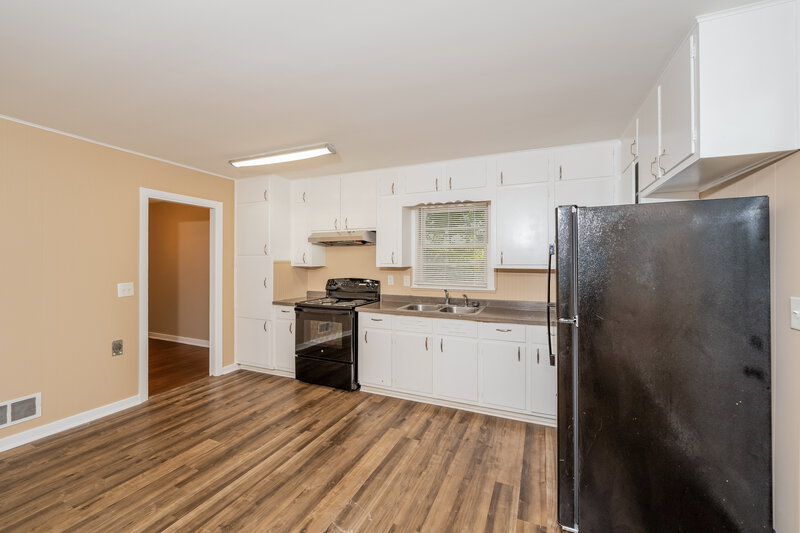 1,105/Mo, 541 NW 26th Ave Center Point, AL 35215 Kitchen View 2